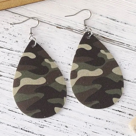 🎉BOGO 1/2 OFF Stylish Retro Army Green Camouflage PU Leather Teardrop Earrings - Picture 3 of 6